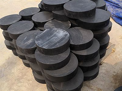 铁山港板式橡胶支座由若干层橡胶片与薄钢板经加压硫化